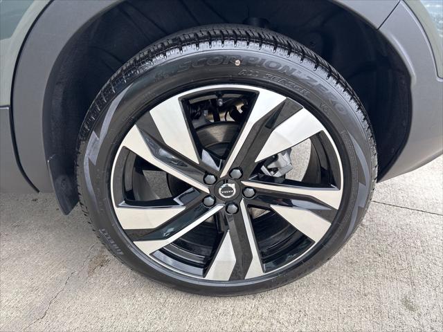 2026 Volvo XC40 Ultra, B5 AWD Gas (mild hybrid), Dark