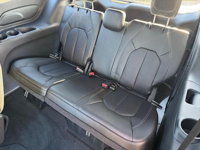 2026 Chrysler Pacifica Select AWD