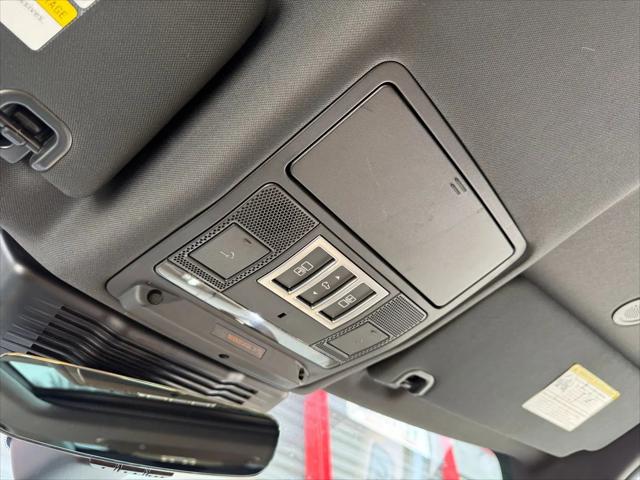 2023 Land Rover Discovery P300 S R-Dynamic