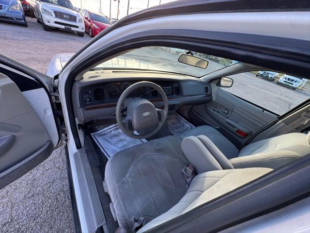 2001 Ford Crown Victoria Base