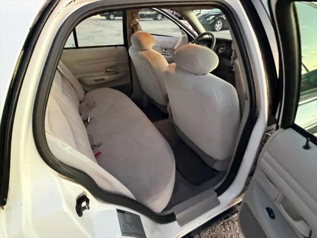 2001 Ford Crown Victoria Base