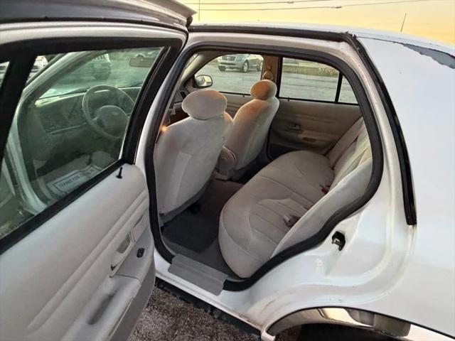 2001 Ford Crown Victoria Base