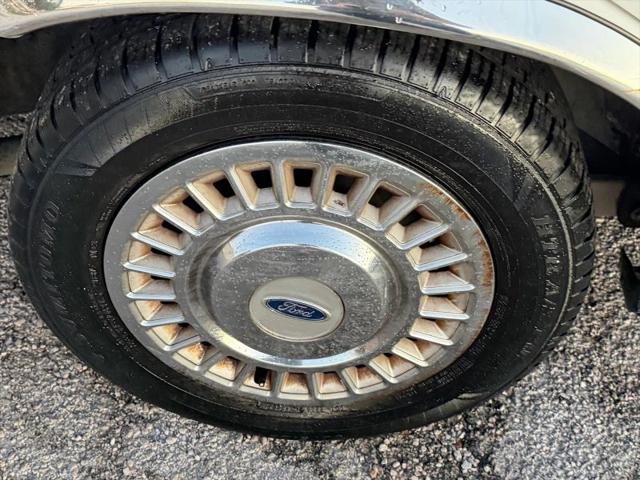 2001 Ford Crown Victoria Base