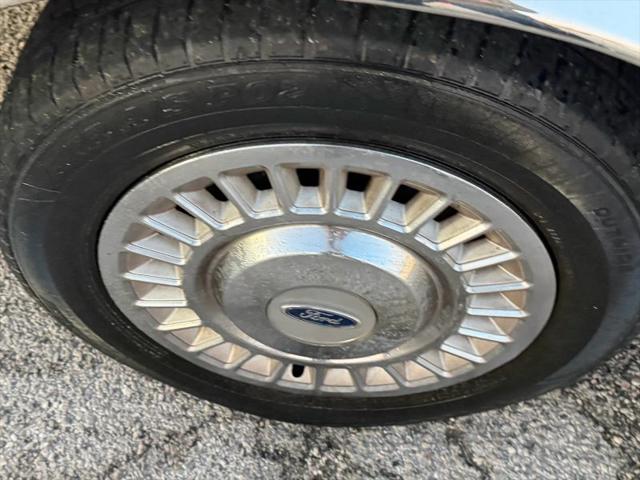 2001 Ford Crown Victoria Base