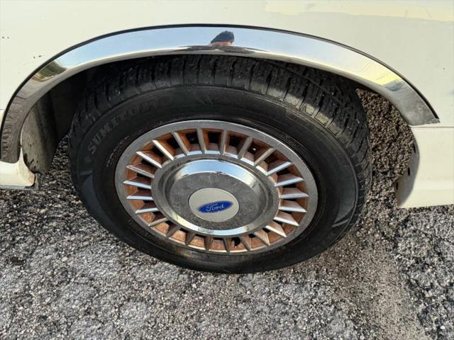 2001 Ford Crown Victoria Base