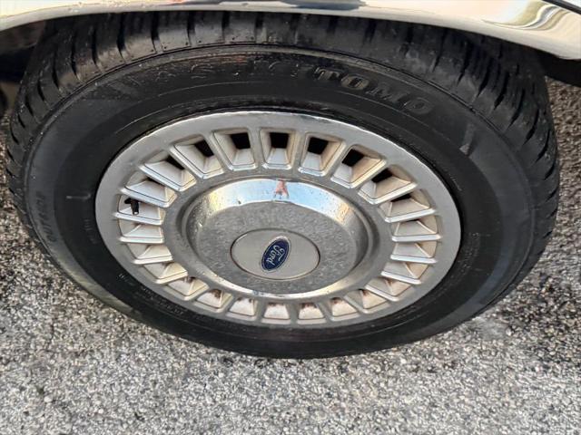 2001 Ford Crown Victoria Base