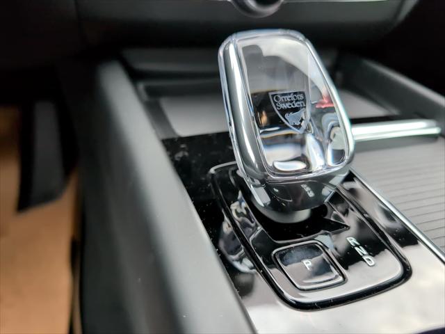 2026 Volvo XC60 Plug-In Hybrid Black Edition Ultra, T8 AWD Electric/Gasoline, Dark