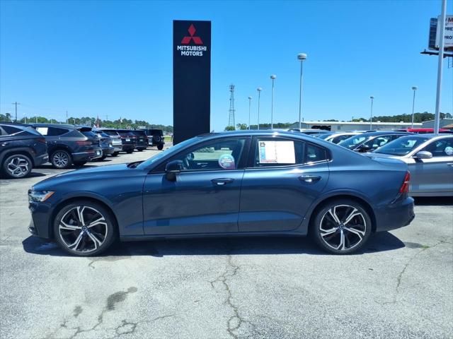 2024 Volvo S60 B5 Plus Dark Theme