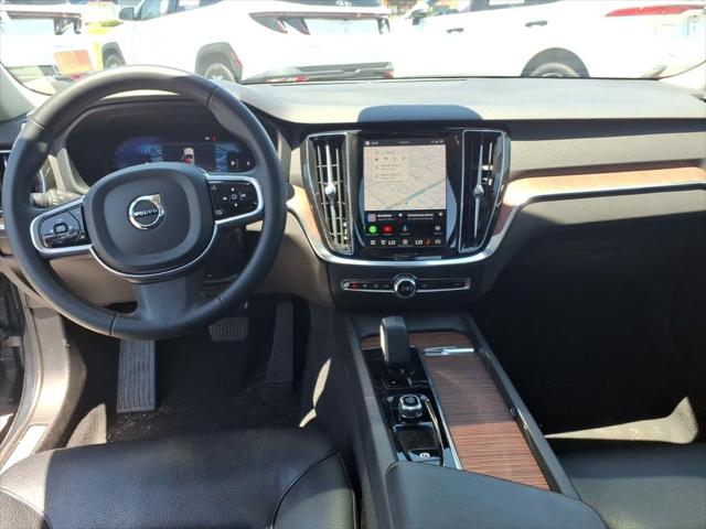 2024 Volvo S60 B5 Plus Dark Theme