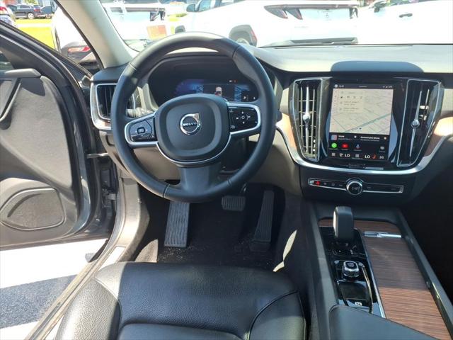 2024 Volvo S60 B5 Plus Dark Theme