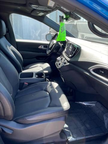 2026 Chrysler Pacifica Select AWD