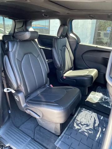2026 Chrysler Pacifica Select AWD