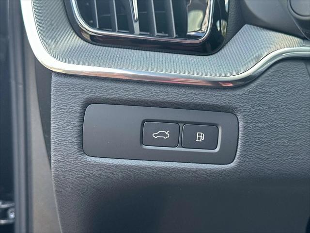 2026 Volvo XC60 Plug-In Hybrid Black Edition Ultra, T8 AWD Electric/Gasoline, Dark