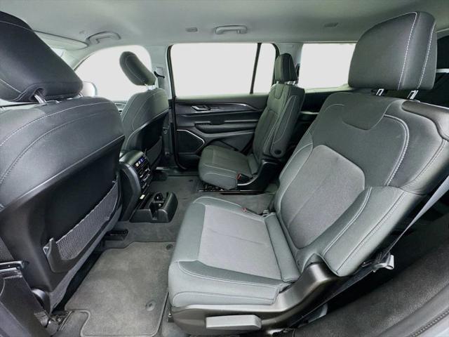 2022 Jeep Grand Cherokee L Laredo 4x2