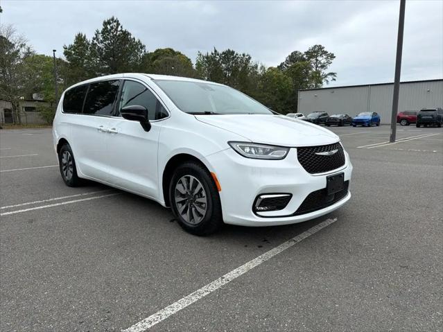 2024 Chrysler Pacifica Hybrid Select