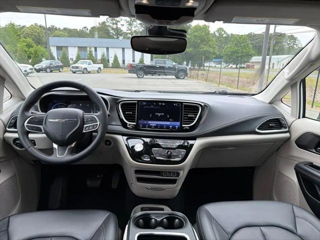 2024 Chrysler Pacifica Hybrid Select