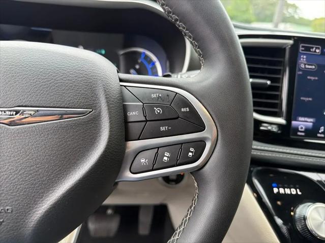 2024 Chrysler Pacifica Hybrid Select