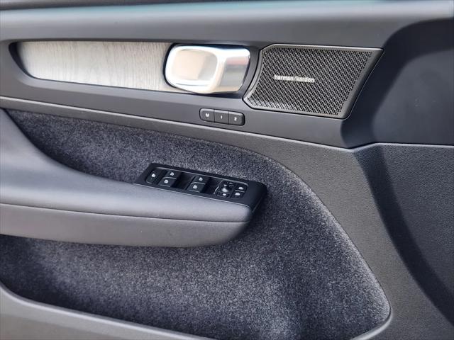 2023 Volvo XC40 B5 Ultimate Bright Theme