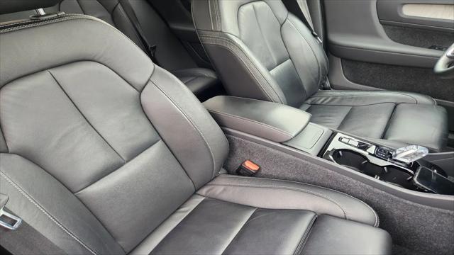 2023 Volvo XC40 B5 Ultimate Bright Theme