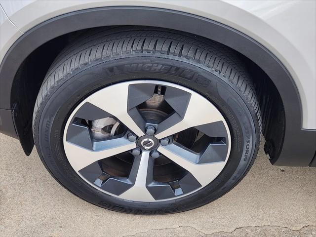 2023 Volvo XC40 B5 Ultimate Bright Theme