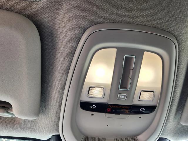 2023 Volvo XC40 B5 Ultimate Bright Theme