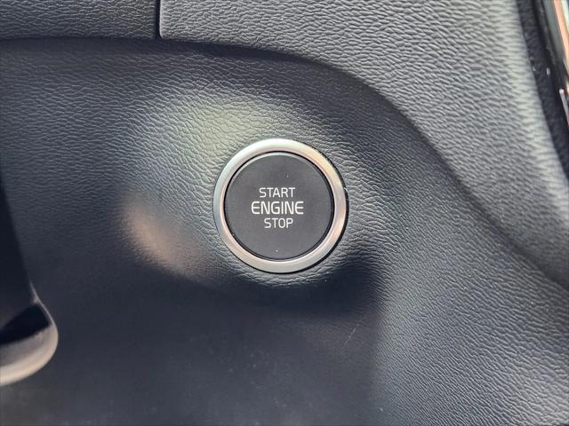 2023 Volvo XC40 B5 Ultimate Bright Theme