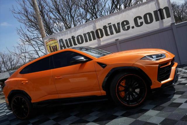 2022 Lamborghini Urus Pearl Capsule