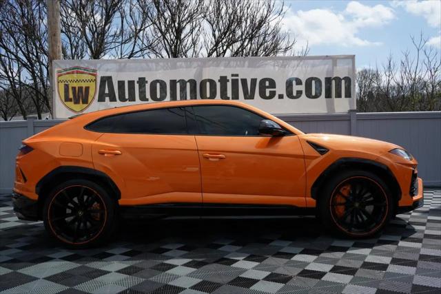 2022 Lamborghini Urus Pearl Capsule