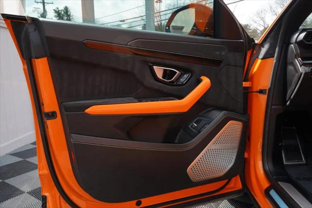 2022 Lamborghini Urus Pearl Capsule
