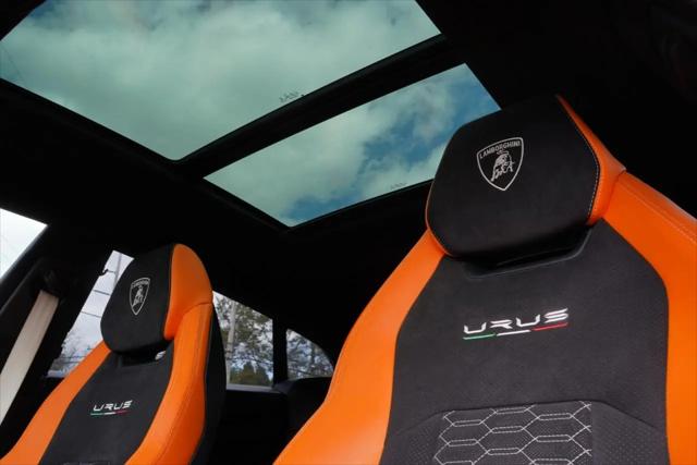 2022 Lamborghini Urus Pearl Capsule