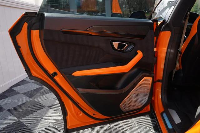 2022 Lamborghini Urus Pearl Capsule