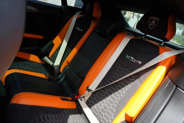 2022 Lamborghini Urus Pearl Capsule
