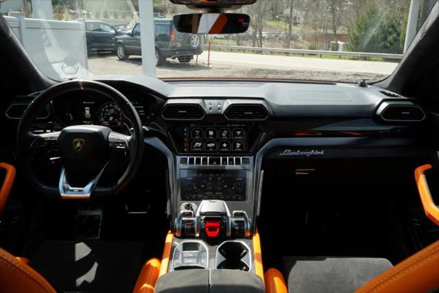 2022 Lamborghini Urus Pearl Capsule