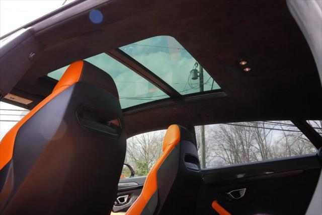 2022 Lamborghini Urus Pearl Capsule