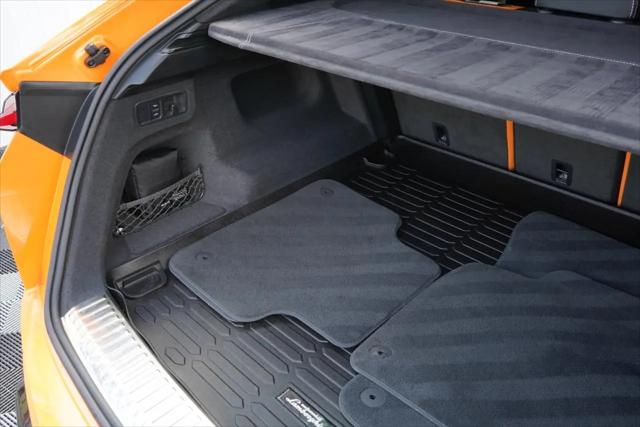 2022 Lamborghini Urus Pearl Capsule