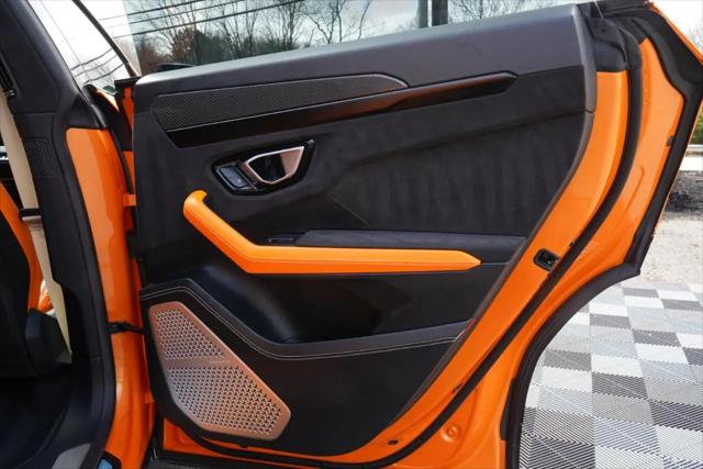 2022 Lamborghini Urus Pearl Capsule