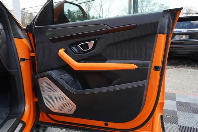 2022 Lamborghini Urus Pearl Capsule