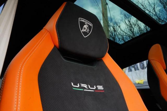 2022 Lamborghini Urus Pearl Capsule