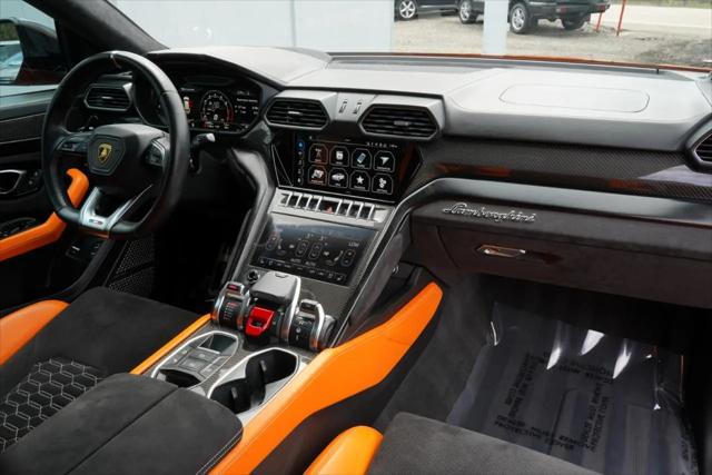 2022 Lamborghini Urus Pearl Capsule