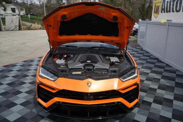 2022 Lamborghini Urus Pearl Capsule