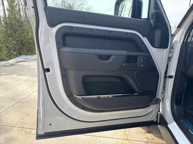 2026 Land Rover Defender P635 OCTA
