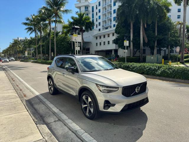 2025 Volvo XC40 B5 Plus Dark Theme