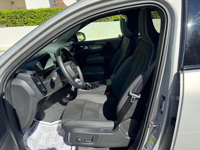 2025 Volvo XC40 B5 Plus Dark Theme