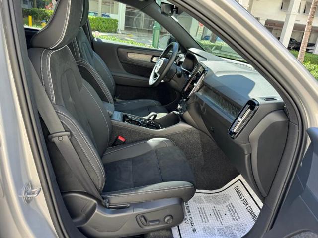 2025 Volvo XC40 B5 Plus Dark Theme