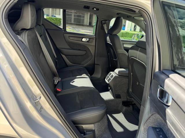 2025 Volvo XC40 B5 Plus Dark Theme