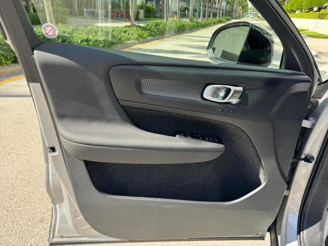 2025 Volvo XC40 B5 Plus Dark Theme
