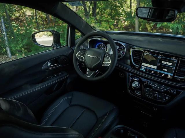 2026 Chrysler Pacifica Select AWD