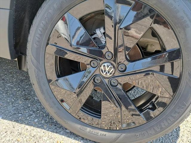 2026 Volkswagen Taos SE Black
