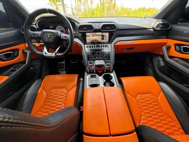 2021 Lamborghini Urus Graphite Capsule
