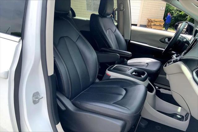 2024 Chrysler Pacifica Hybrid Select